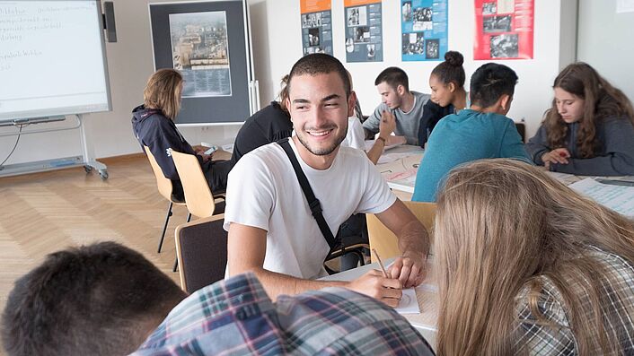 Schülerinnen und Schüler bei der Projektarbeit in „Haus 1“