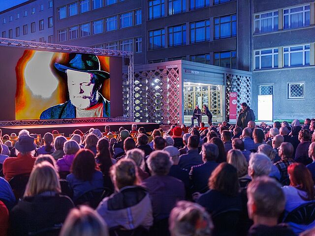 Die Menschenmenge von hinten mit Blick auf die Leinwand beim Campus-Kino 2025