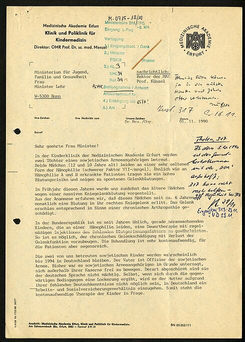 Erste Seite einer Bitte des Direktors der Poliklinik für Kindermedizin Erfurt zur Kostenübernahme einer Therapie für zwei Töchter eines russischen Armeeangehörigen, 1990
