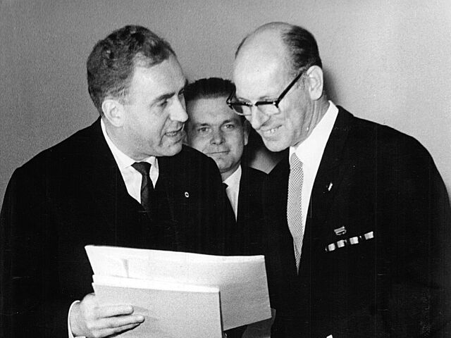 Der Minister für Kultur, Hans Bentzien (links), verabschiedet den alten Rektor der Hochschule für Filmkunst Prof. Kurt Maetzig.