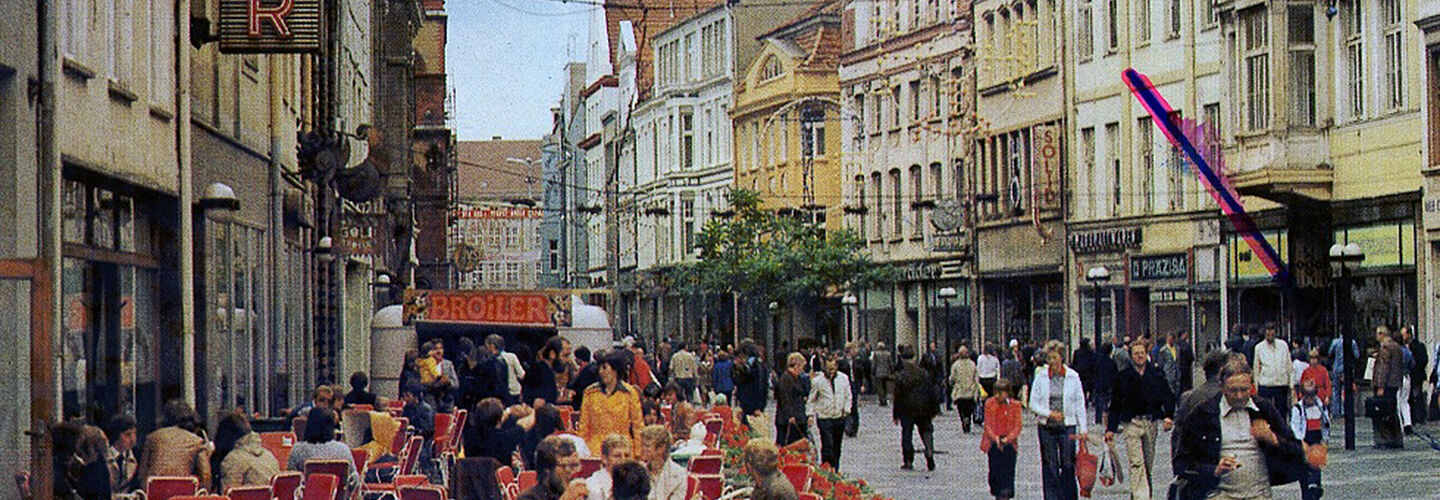 Blick in die Kröpeliner Straße in Rostock mit Pfeileinzeichnung Konspiratives Objekt 'Sport'
