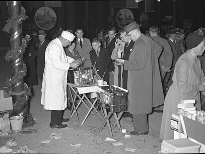 Verkauf von Würstchen an der Straße „Unter den Linden“ während der Olympischen Sommerspiele in Berlin 1936