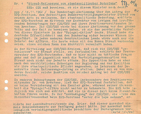 Bericht des Parlamentarisch-Politischen Pressedienstes über den Antrag der SPD-Fraktion, Verteidigungsminister Strauß aus seinem Amt zu entlassen, 14. November 1962 unten abgeschnittenes und gelochtes Blatt Papier mit Maschinentext und handschriftlichen Vermerken in der Ecke rechts oben
