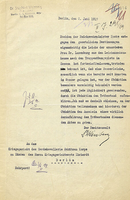 maschinengeschriebenes Dokument mit Absenderstempel, handschriftlichen Vermerken und behördlichen Angaben sowie Unterschrift