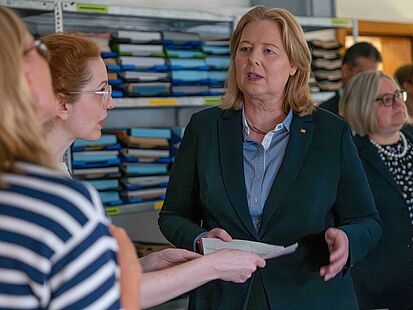 Bundestagspräsidentin Bärbel Bas im Gespräch mit Mitarbeiterinnen des Stasi-Unterlagen-Archivs
