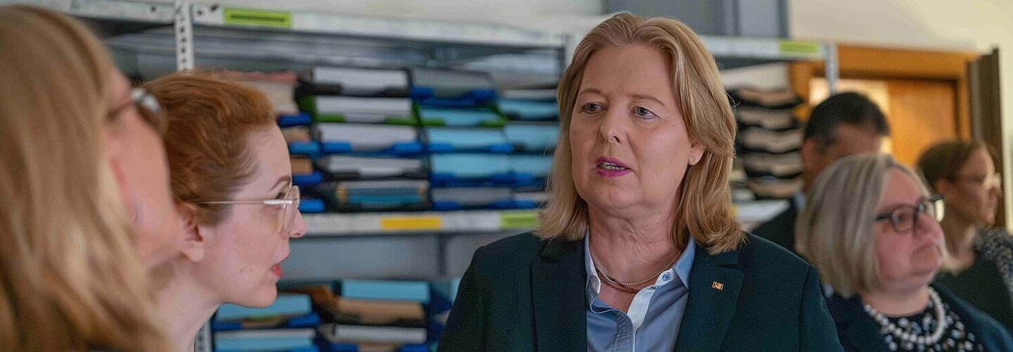 Bundestagspräsidentin Bärbel Bas im Gespräch mit Mitarbeiterinnen des Stasi-Unterlagen-Archivs