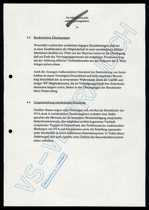 Maschinengeschriebenes Dokument mit den Hinweisen „VS-Vertraulich“ und „VS-Einstufung aufgehoben“