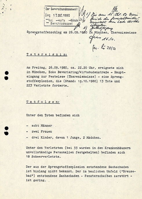 Das Dokument zeigt den Zwischenbericht der Sonderkommission zum Sprengstoffanschlag auf dem Oktoberfest 1980. Im Bericht werden die Tat, die Ermittlungen und die nächsten Schritte der Ermittlung und Öffentlichkeitsarbeit.