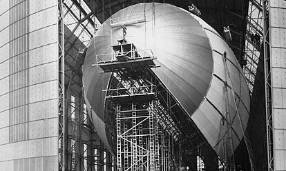 Arbeiter beim Aufziehen der Hülle des Luftschiffs LZ 129 „Hindenburg“