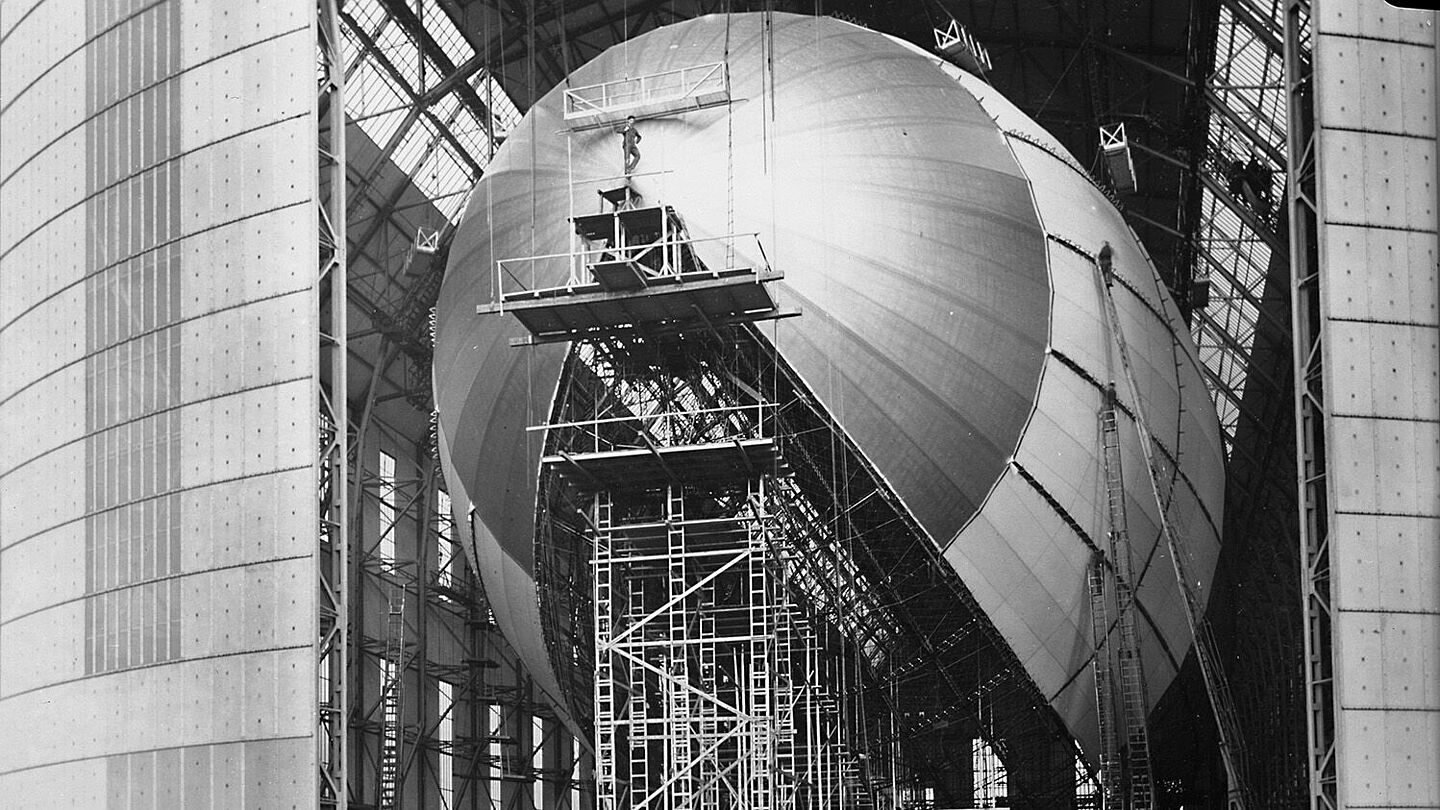 Arbeiter beim Aufziehen der Hülle des Luftschiffs LZ 129 „Hindenburg“, Quelle:
            BArch,&nbsp;Bild 102-16376 / Pahl, Georg