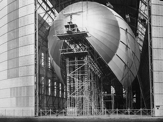 Arbeiter beim Aufziehen der Hülle des Luftschiffs LZ 129 „Hindenburg“