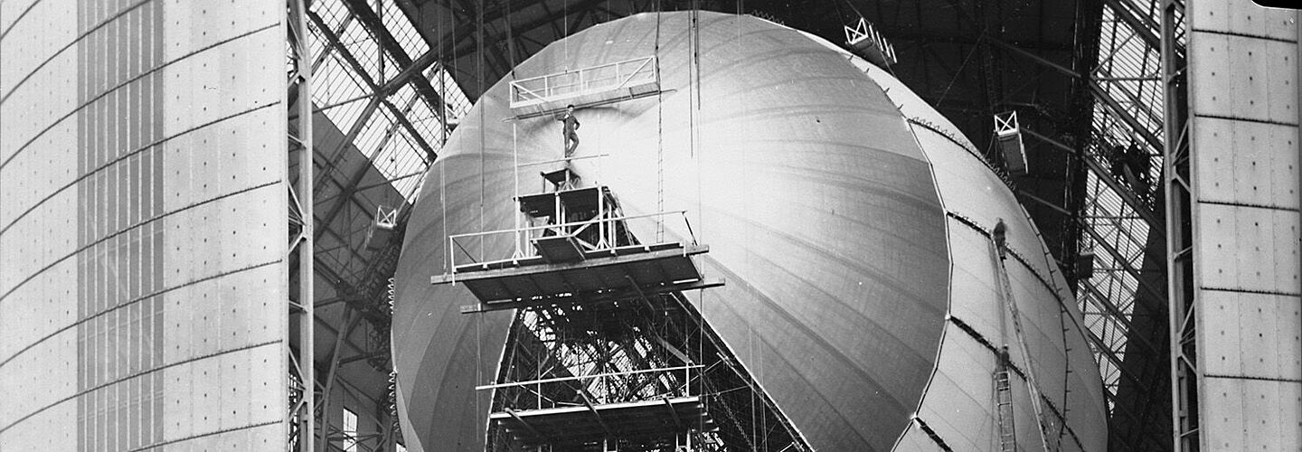 Arbeiter beim Aufziehen der Hülle des Luftschiffs LZ 129 „Hindenburg“