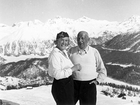Oskar und Antonie Messter in einer Porträtaufnahme vor einer Berglandschaft mit Schnee.