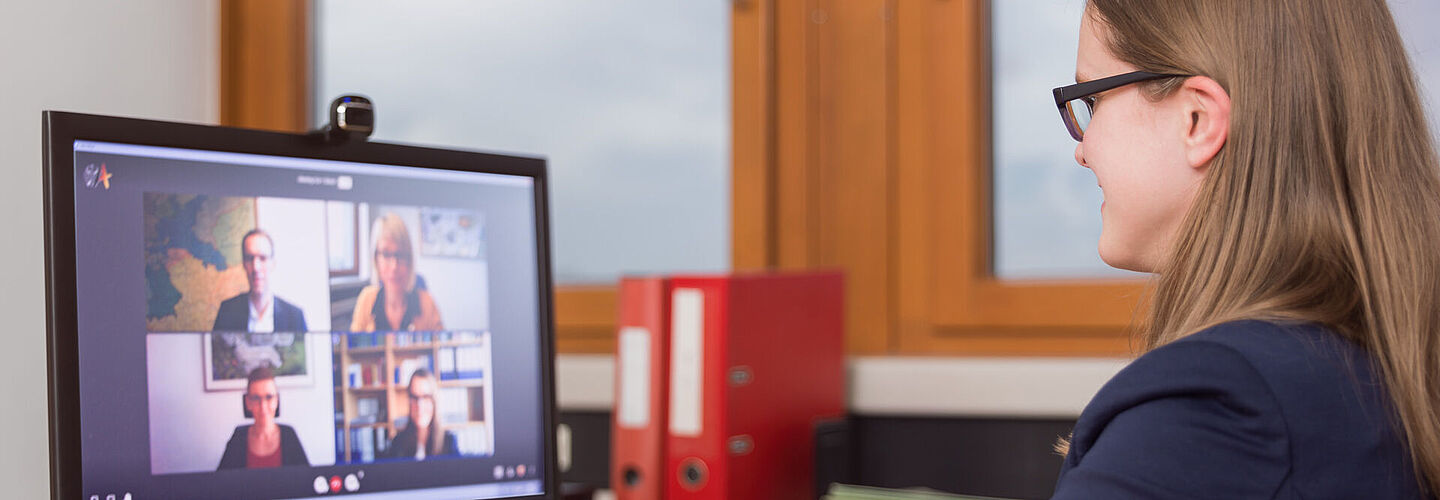 Mitarbeiterin des Bundesarchivs am Schreibtisch während einer Videokonferenz