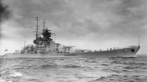 Schlachtschiff "Gneisenau" auf See, Ansicht der Steuerbordseite, ca. 1938/1942