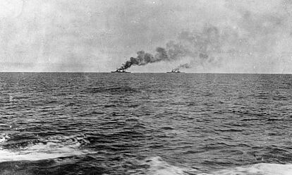 Fernaufnahme der englischen Schlachtkreuzer „Inflexible“ und „Invincible“ bei der Verfolgung auf offenem Meer zu Beginn der Seeschlacht bei den Falklandinseln, 1914
