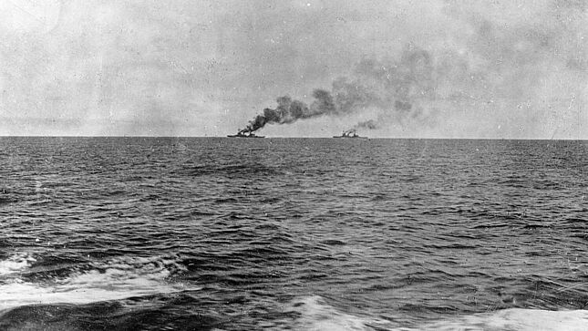 Fernaufnahme der englischen Schlachtkreuzer „Inflexible“ und „Invincible“ bei der Verfolgung auf offenem Meer zu Beginn der Seeschlacht bei den Falklandinseln, 1914