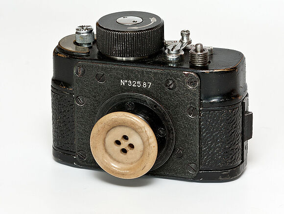 Kleine Überwachungskamera mit einem Knopf am Objektiv zum verdeckten Einsatz unter der Kleidung