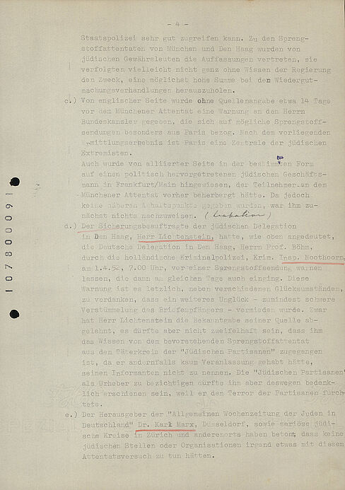 Maschinengeschriebenes Dokument mit strukturierten Absätzen, handschriftlichen Korrekturen, Vermerken und Unterstreichungen in Rot sowie mit durch Schwärzung anonymisierten Namen