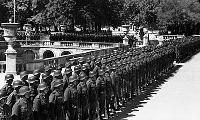 Soldaten der Panzergrenadier-Division 'Feldherrnhalle' beim Appell in Nimes (Frankreich); Staffel Heeresgruppe D