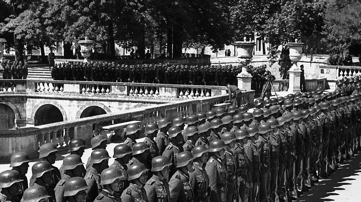Soldaten der Panzergrenadier-Division „Feldherrnhalle“ beim Appell in Nimes (Frankreich), Staffel Heeresgruppe D