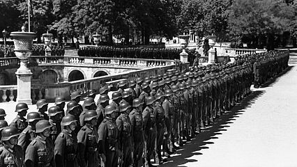 Soldaten der Panzergrenadier-Division „Feldherrnhalle“ beim Appell in Nimes (Frankreich), Staffel Heeresgruppe D