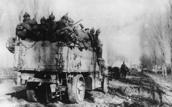 Vormarsch deutscher Infanterie in Rumänien, Transport mit Lastkraftwagen, 1918