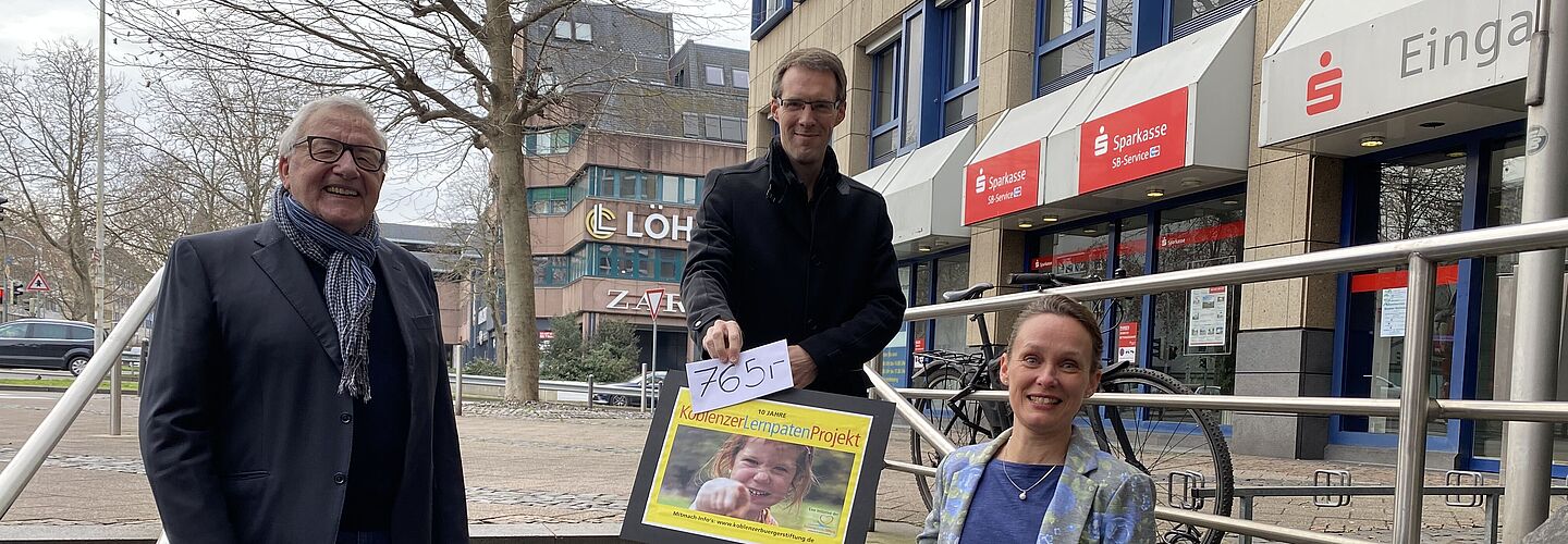 Übergabe der Spendengelder an das KoblenzerLernpatenProjekt am 20.1.2021, v.l.n.r.: Rainer Linnig (Vorstandsvorsitzender der KoblenzerBürgerStiftung), Dr. Tobias Herrmann (Bundesarchiv), Kathleen Benekenstein (Geschäftsführerin der Stiftung)