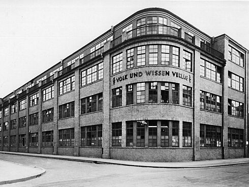 Gebäude des Volk und Wissen Verlages Schwarz-Weiß Fotografie des Gebäudes des Volk und Wissen Verlages