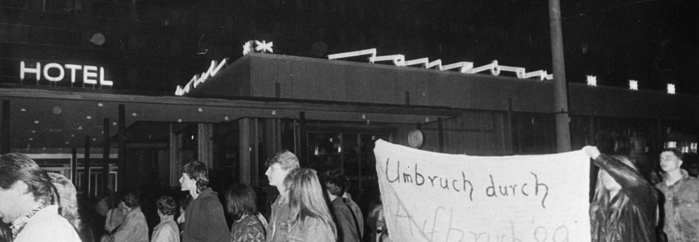 Demonstranten im Herbst 1989 vor dem Interhotel Gera