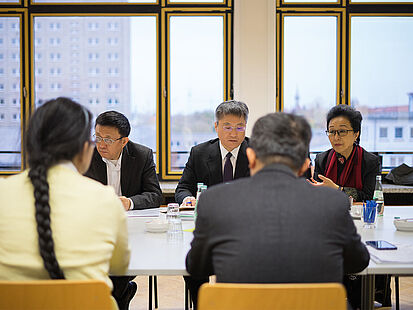Das Bild zeigt Roland Jahn, der Bundesbeauftragter für die Stasi-Unterlagen zusammen mit Frau Prof. Dr. Menne-Haritz, ehemalige Vize-Präsidentin vom Bundesarchiv, im Gespräch mit einer Delgeation der KMT-Partei aus Taiwan.