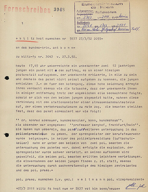 Maschinengeschriebenes Dokument mit Stempeln sowie handschriftlichen Vermerken, Korrekturen und Unterstreichungen