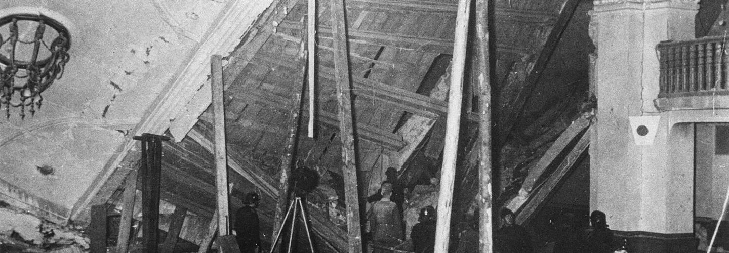 Zetrümmerter Saal mit eingestürzter Decke