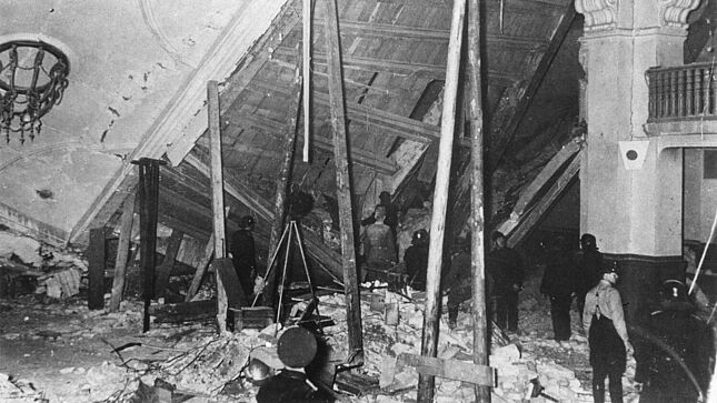 Zetrümmerter Saal mit eingestürzter Decke