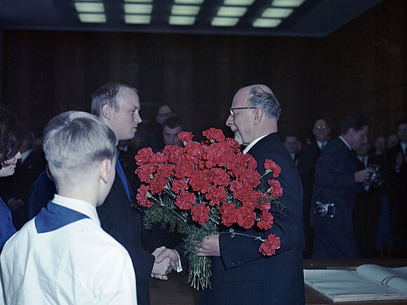 Dem Vorsitzenden des Staatsrates der DDR, Walter Ulbricht, wird von Vertretern von FDJ und Jungen Pionieren nach der Unterzeichnung des historischen Dokumentes der neuen Verfassung ein Strauß roter Nelken überreicht.