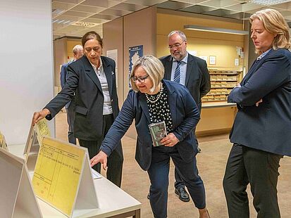 Birgit Salamon, Vizepräsidentin Alexandra Titze, Bundesarchiv-Präsident Michael Hollmann und Bundestagspräsidentin Bärbel Bas (v.l.n.r.) in der Ausstellung "Einblick ins Geheime"