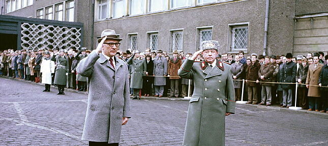 Erich Mielke empfängt Erich Honecker im Innenhof der Stasi-Zentrale am 8. Februar 1980 anlässlich des 30. Gründungstages der Stasi