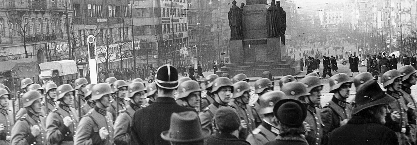 Truppen der Wehrmacht marschieren am Wenzelsplatz in Prag