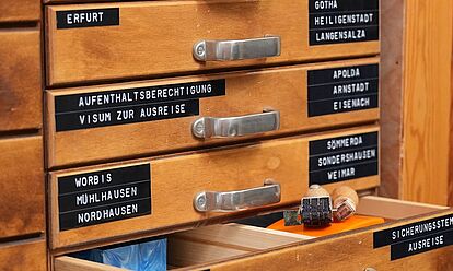 Auf dem Bild ist ein Siegelkasten der ehemaligen Bezirksverwaltung Erfurt des Staatssicherheitsdienstes zu sehen. Neben einem aufgeschoben Kasten sind die einzelnen Diensteinheiten für das jeweilige Dienstsiegel zu erkennen.