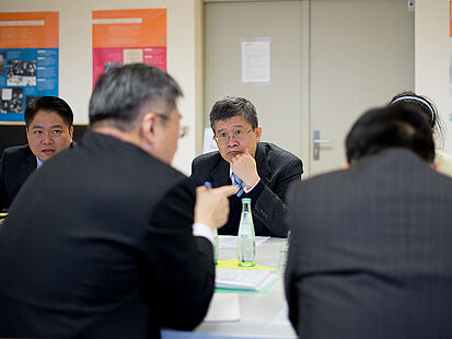 Das Bild zeigt Roland Jahn, der Bundesbeauftragter für die Stasi-Unterlagen zusammen mit Frau Prof. Dr. Menne-Haritz, ehemalige Vize-Präsidentin vom Bundesarchiv, im Gespräch mit einer Delgeation der KMT-Partei aus Taiwan.