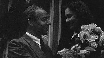 Filmstill aus „Hochzeit von Heinz Rühmann und SA-Aufmarsch in Magdeburg“ (1939)