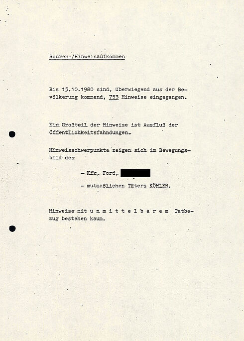 Das Dokument zeigt den Zwischenbericht der Sonderkommission zum Sprengstoffanschlag auf dem Oktoberfest 1980. Im Bericht werden die Tat, die Ermittlungen und die nächsten Schritte der Ermittlung und Öffentlichkeitsarbeit.