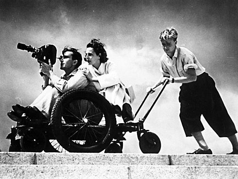 Berlin, Olympiafilm, Dreharbeiten, Leni Riefenstahl hinter dem Kameramann Walter Frentz auf einem Kamera-Wagen