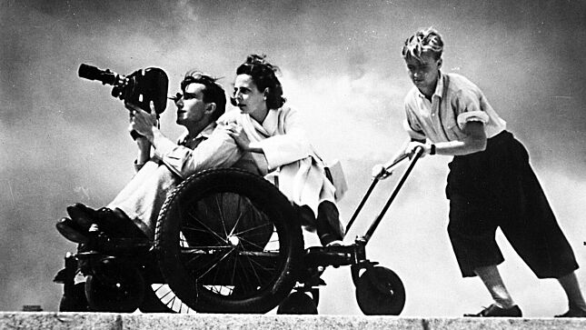 Berlin, Olympiafilm, Dreharbeiten, Leni Riefenstahl hinter dem Kameramann Walter Frentz auf einem Kamera-Wagen