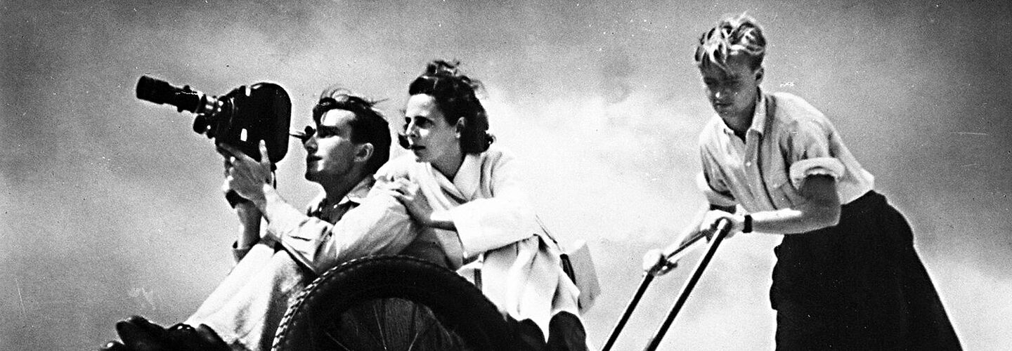 Berlin, Olympiafilm, Dreharbeiten, Leni Riefenstahl hinter dem Kameramann Walter Frentz auf einem Kamera-Wagen