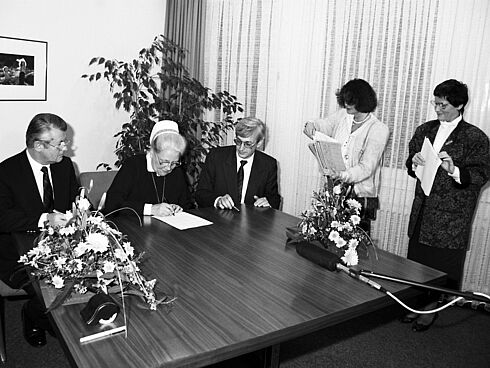  Rita Süssmuth, Bundesministerin für Jugend, Familie, Frauen und Gesundheit (r.), nimmt in ihrem Ministerium an der Gründung der Nationalen AIDS-Stiftung teil. Bei der Unterzeichnung der Stiftungsurkunde dabei: Verband der Privaten Krankenversicherung e.V. vertreten durch Generaldirektor Heinrich Frommknecht (l.) und das Deutsche Rote Kreuz mit Generaloberin Gisela Bohlken (2.v.l.)