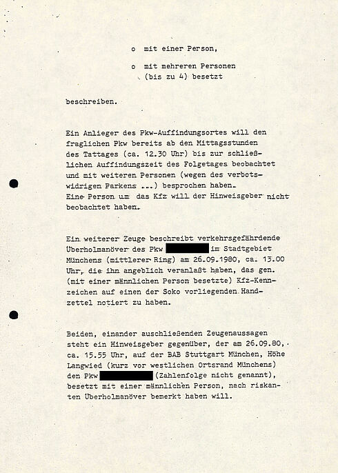 Das Dokument zeigt den Zwischenbericht der Sonderkommission zum Sprengstoffanschlag auf dem Oktoberfest 1980. Im Bericht werden die Tat, die Ermittlungen und die nächsten Schritte der Ermittlung und Öffentlichkeitsarbeit.