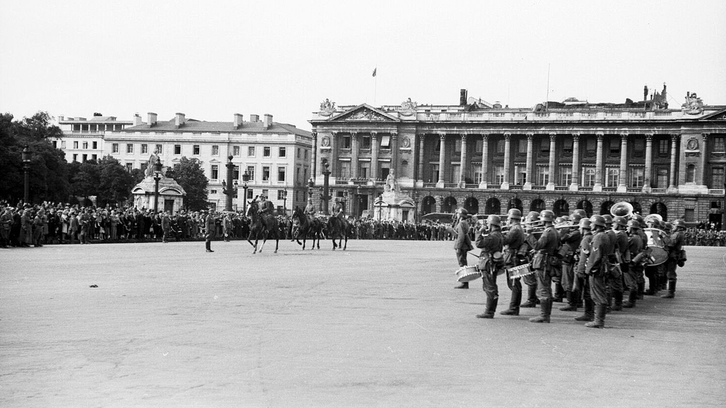 Deutsche Offiziere zu Pferd beim Vorbeireiten an General Georg von Küchler (nicht im Bild) und Musik-Kapelle der Wehrmacht vor dem Hôtel de Crillon., Quelle:
            BArch,&nbsp;Bild 101I-384-0409-22A / Greiner