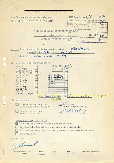 Erste Seite eines maschinenschriftlichen Berichts des Militärattachéstabes Santiago de Chile mit dem Eingangsstempel der deutschen Botschaft und handschriftlichen Ergänzungen und Markierungen
