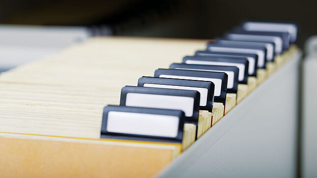 Ein Schuber mit Karteikarten aus einem Karteipaternoster in einem der Karteiräume des Stasi-Unterlagen-Archivs Berlin.